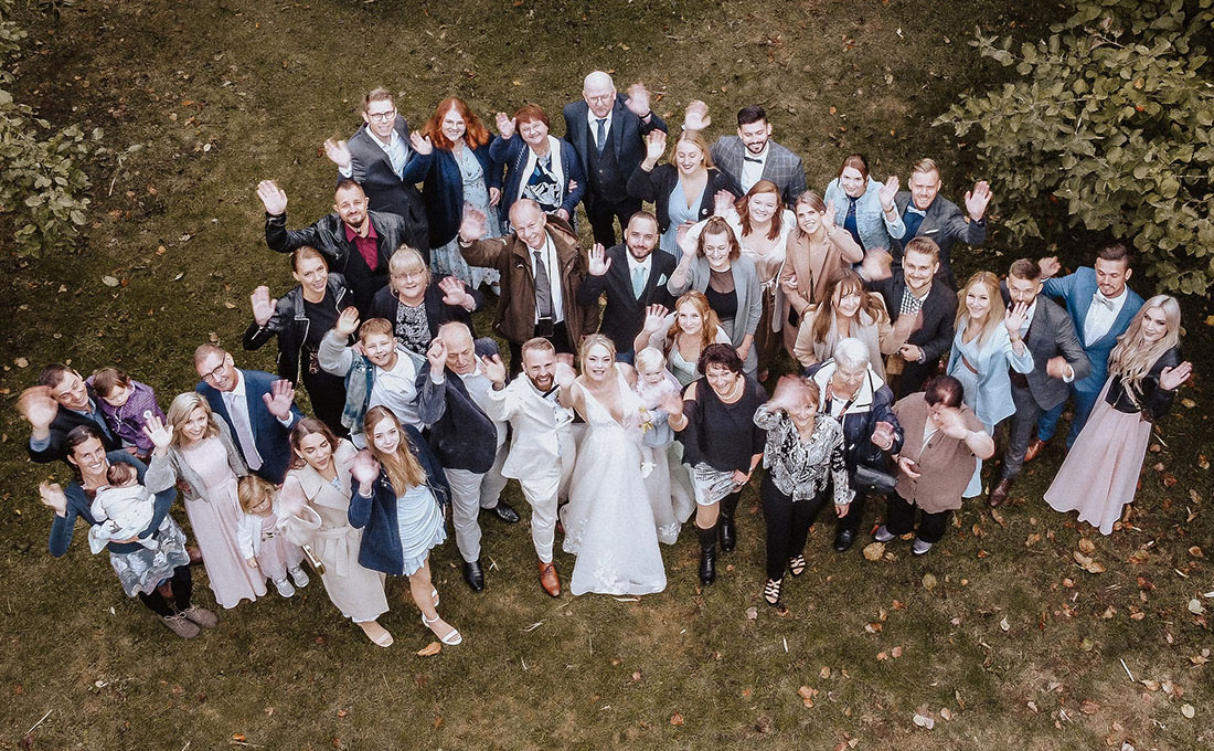 hochzeitsfotos-mit-drohne-in-hannover-Gruppenbild-in-Bremen- Glashaus